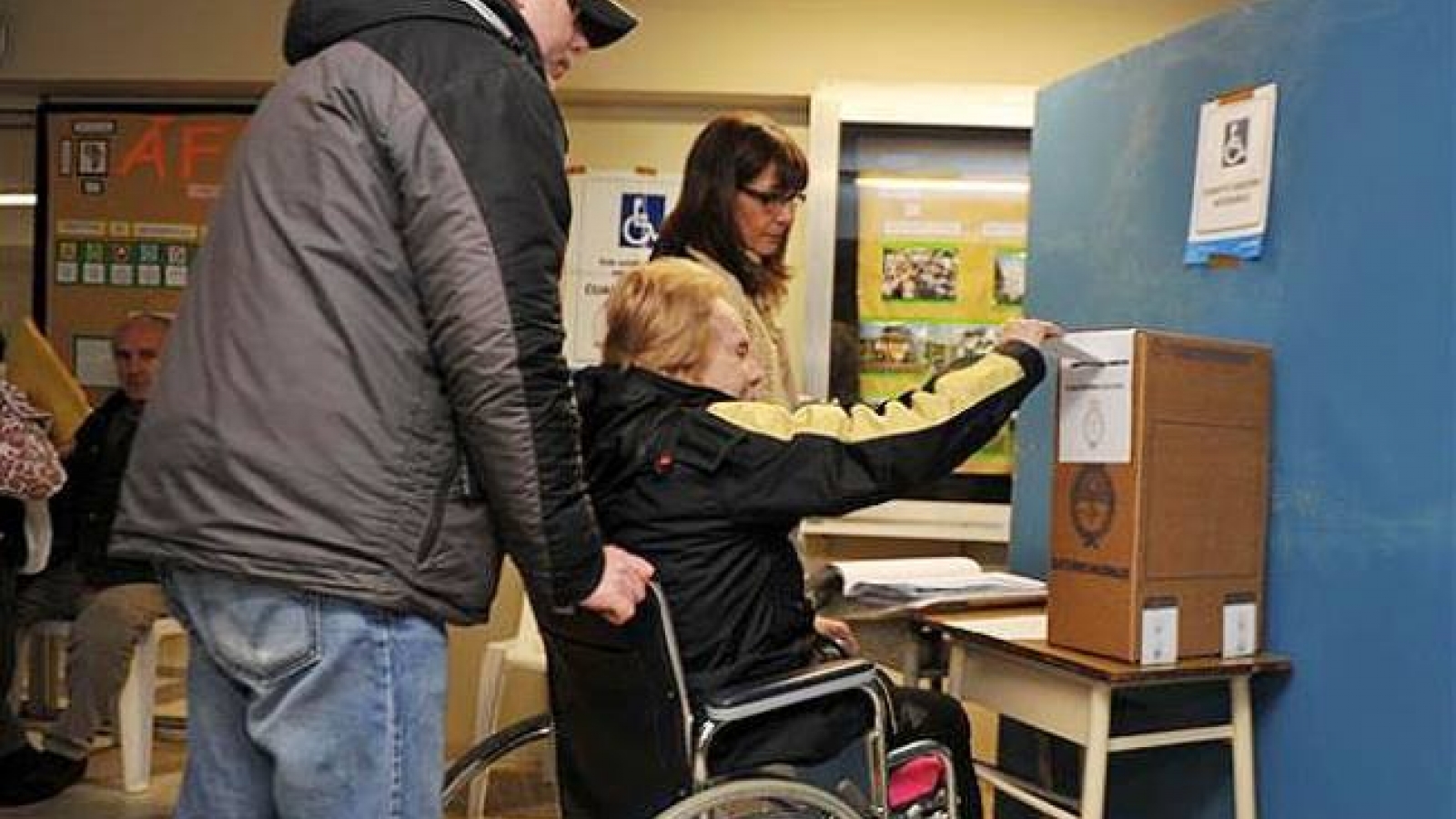 Persona en silla de ruedas votando en Elecciones
