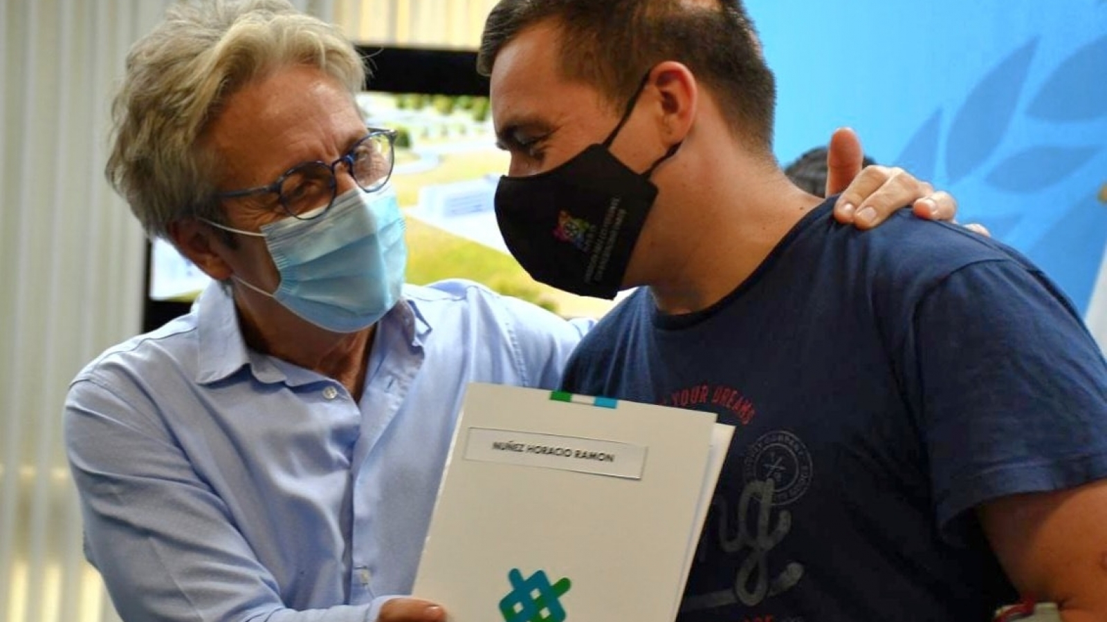 El presidente del IPRODICH, Lorenzo entregando documento de lote a beneficiario con discapacidad