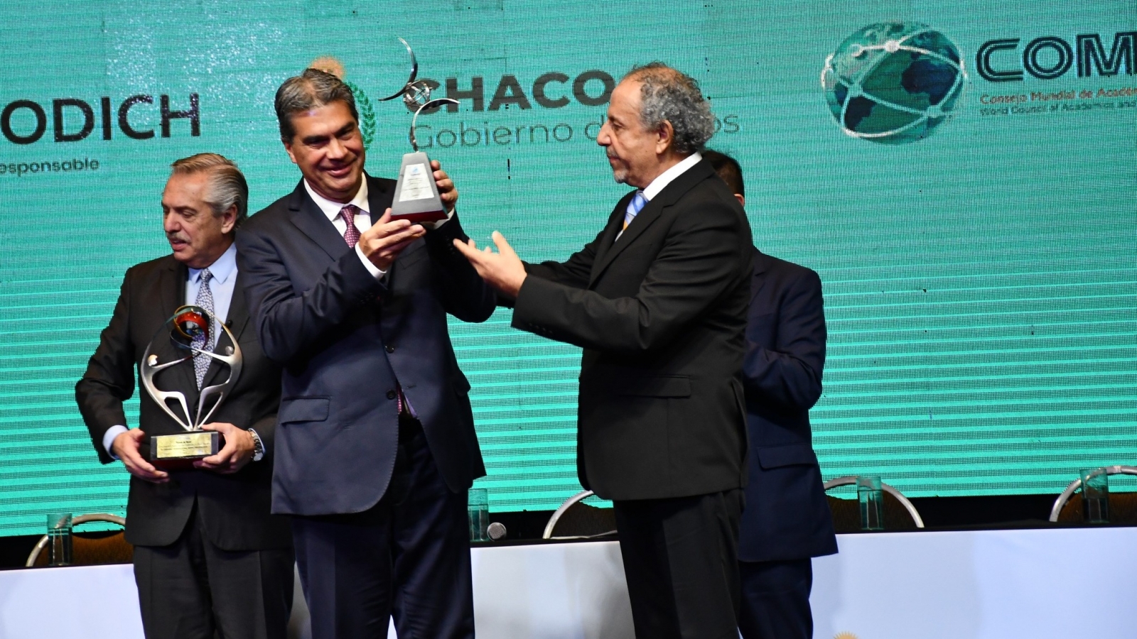 El gobernador Capitanich recibiendo premio a la vida por parte de Camacho, presidente de COAMU