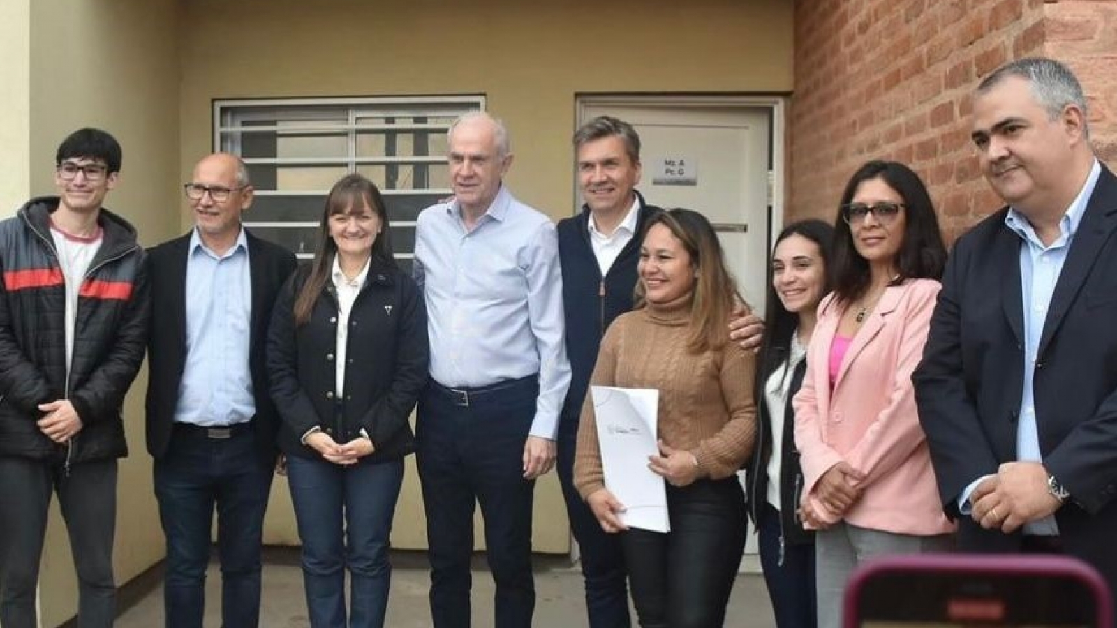 Funcionarios en ronda frente a cámara de fotos