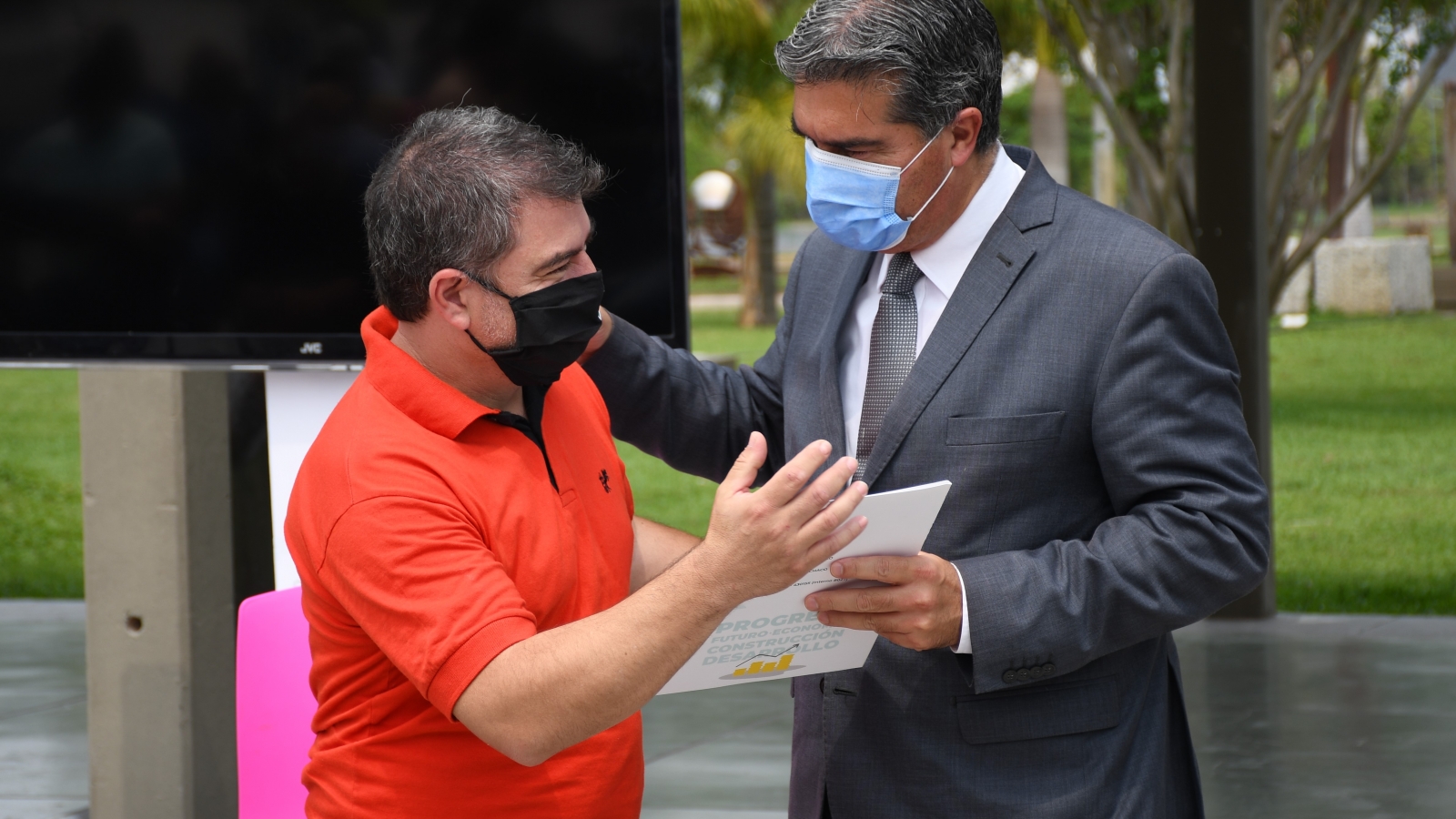 El gobernador Capitanich entregando la tarjeta del Programa Tuya Reactiva