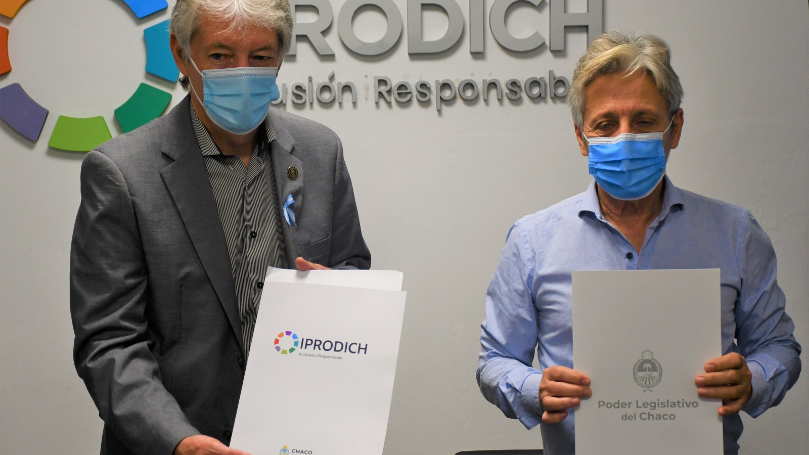 Sager y Lorenzo muestran el convenio firmado entre IPRODICH y el Poder Legislativo del Chaco