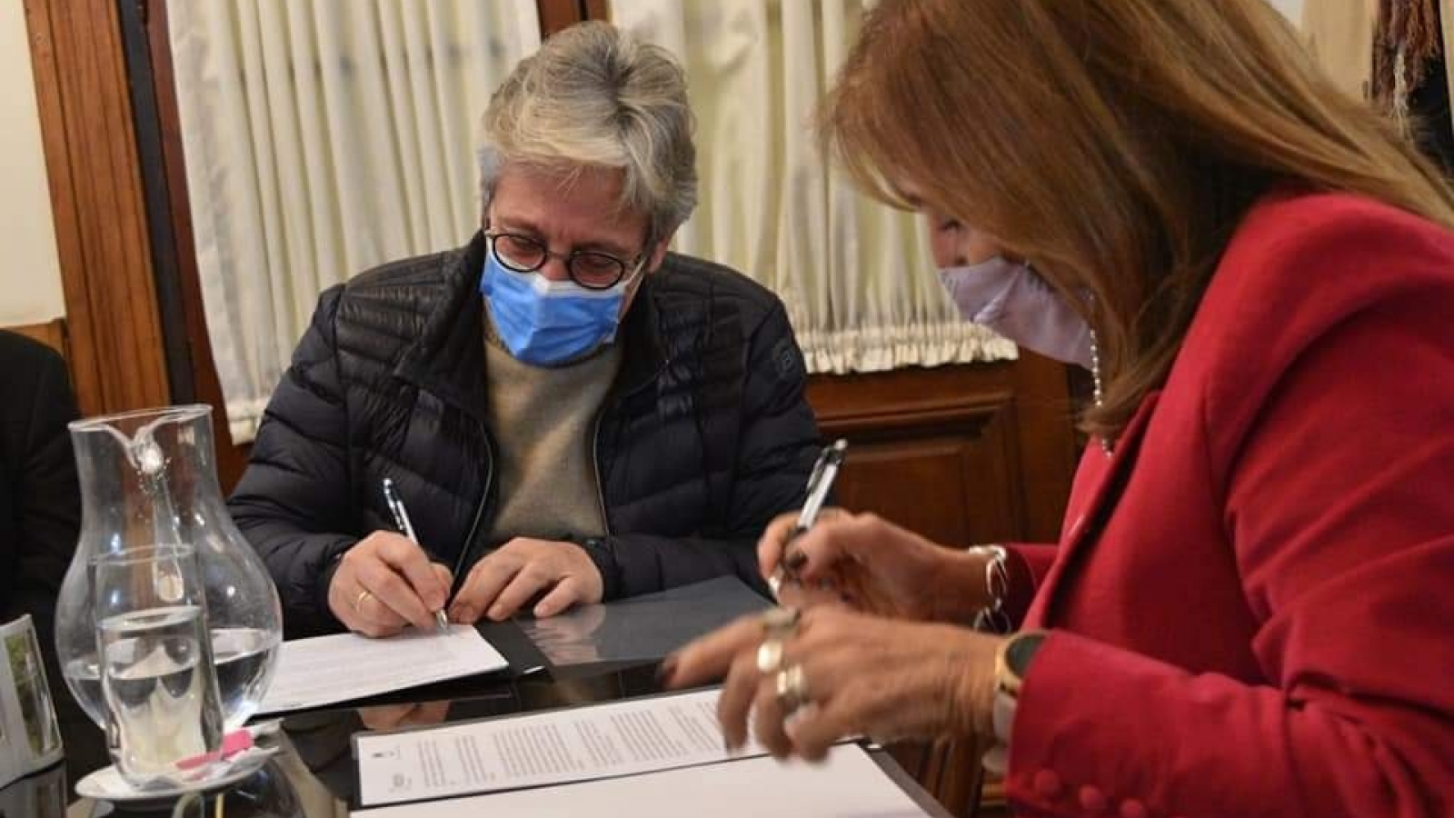 El presidente del IPRODICH Lorenzo firmando convenio de cooperación con Veiravé, rectora de la UNNE