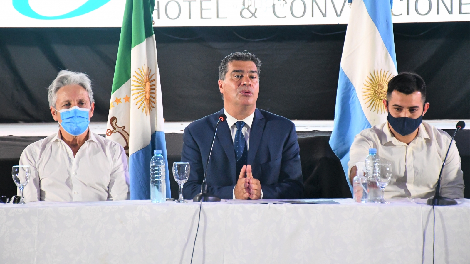 El gobernador Capitanich junto al presidente Lorenzo y el presidente Cuevas, brindando conferencia de Apertura del Congreso de Deporte