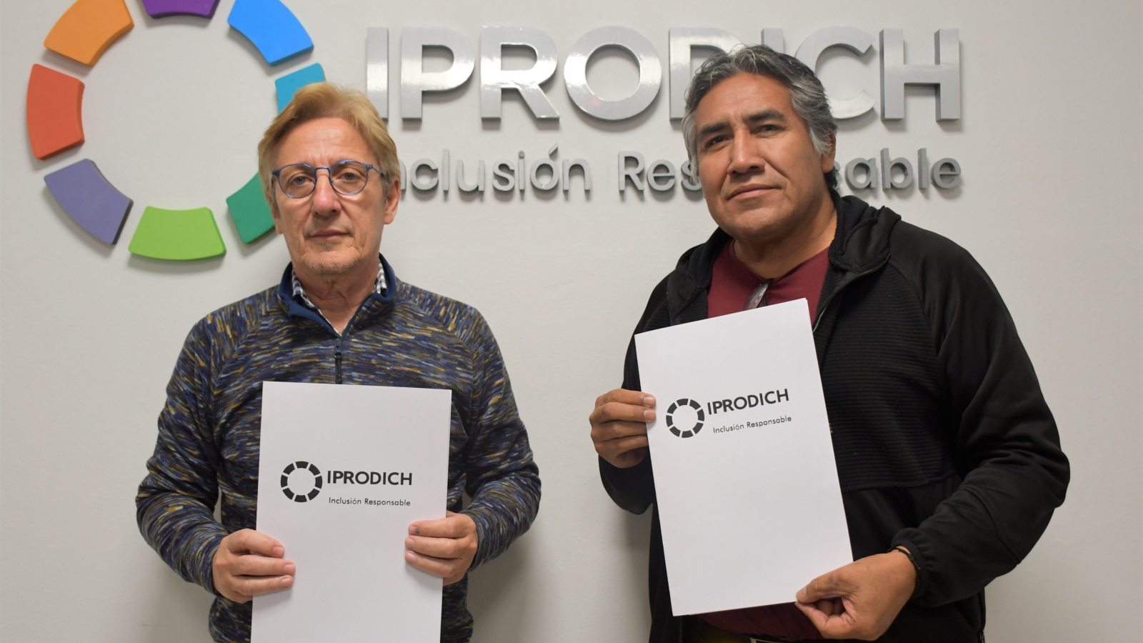 Lorenzo y Gomez, presidentes del IPRODICH e IDACH, mostrando el convenio firmado frente a cámara